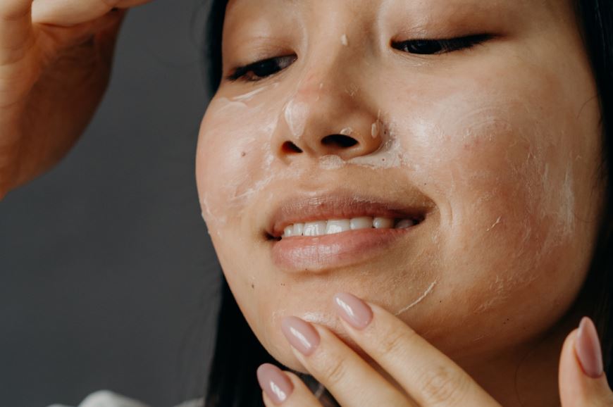 How to Use Skin Whitening Cream